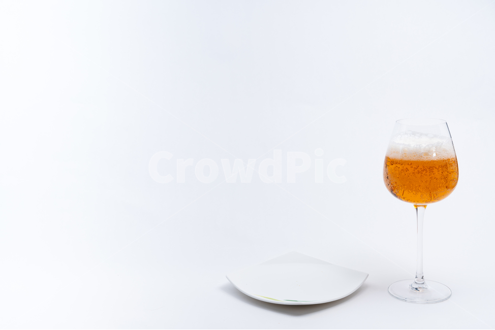 ceramic,studio,yellow,Alcohol,still life,plate,cold,Clean,bowl,transparent,Stiff,bubble,plain,affix,carbonated,beer,wine glass,glass,cool,mainstream,moisture,White,background,calorie,organized