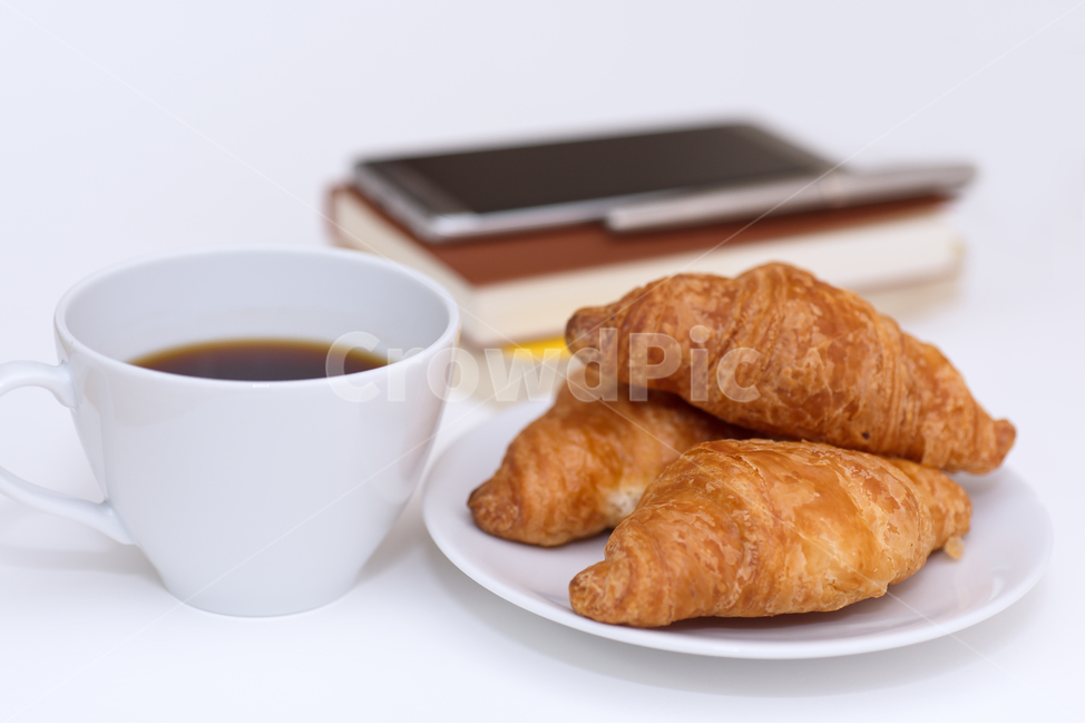 커피,빵,아침식사,컵,커피잔,다이어트,간편한,신선한,점심,점심식사,식사,현대,아침,접시,휴식,상쾌한,간단한,공간,오피스,브런치,하얀,흰,흰색,배경,백그라운드,여백,간식,여유,오브젝트,블랙커피,아메리카노,음식,책,도서,수첩,다이어리,스마트폰,핸드폰,만년필,필기도구,생활,음식,식재료,요리,food,cook,meal,dishes,food reserves,빵,bread,디저트,간식,후식,dessert,snack,커피,카페,coffee,cafe,비즈니스,사업,business,service,work