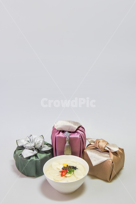 예물함,노리개,보자기,실크,천,비단,김치,국,떡국,한지,설,설날,구정,명절,전통,프레임,배경,탬플릿,신년,새해,한국전통,한국문화,korean traditional,korean culture,새해,new year