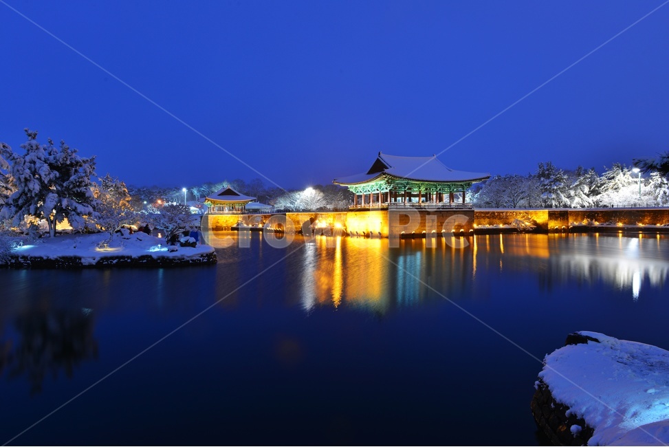 building,건물,architecture,건축물,water,물,nature,자연,outdoors,옥외,경주,안압지,안압지설경,설경,겨울,계절,폭설,눈,경치,풍경,야경,안압지야경,반영