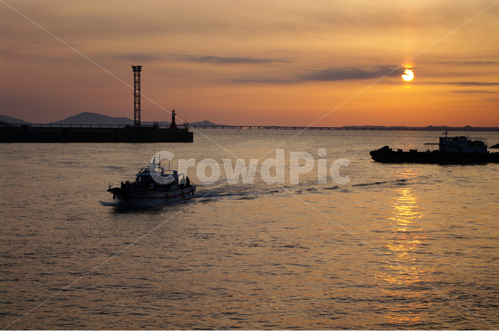 등대,노을,석양,일몰,sunset,바다,하늘,서해,한국,구름,풍경,풍광,자연,nature,landscape,배,자연,풍경,nature,landscape,교통,교통수단,traffic,transportation,vehicle,차량,boat,보트,watercraft,선박