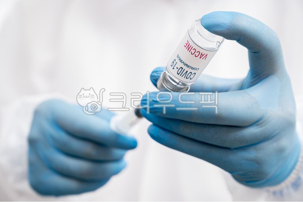 과학,의료,백신,코로나바이러스,코로나,바이러스,코로나19,covid19,신종플루,예방,예방백신,개발,백신개발,의학,연구,예방접종,전염병,예방주사,과학자,약병,주사,질병,감염병,폐렴,팬더믹,제약회사,보건,건강,신종,독감,독감백신,수술장갑,보호장갑,방호복,연구원,방역복,세균,감염,개념,컨셉,주사기,팬데믹,신약,신약개발,박테리아,접종,의료,의학,병원,medical,hospital,clinic