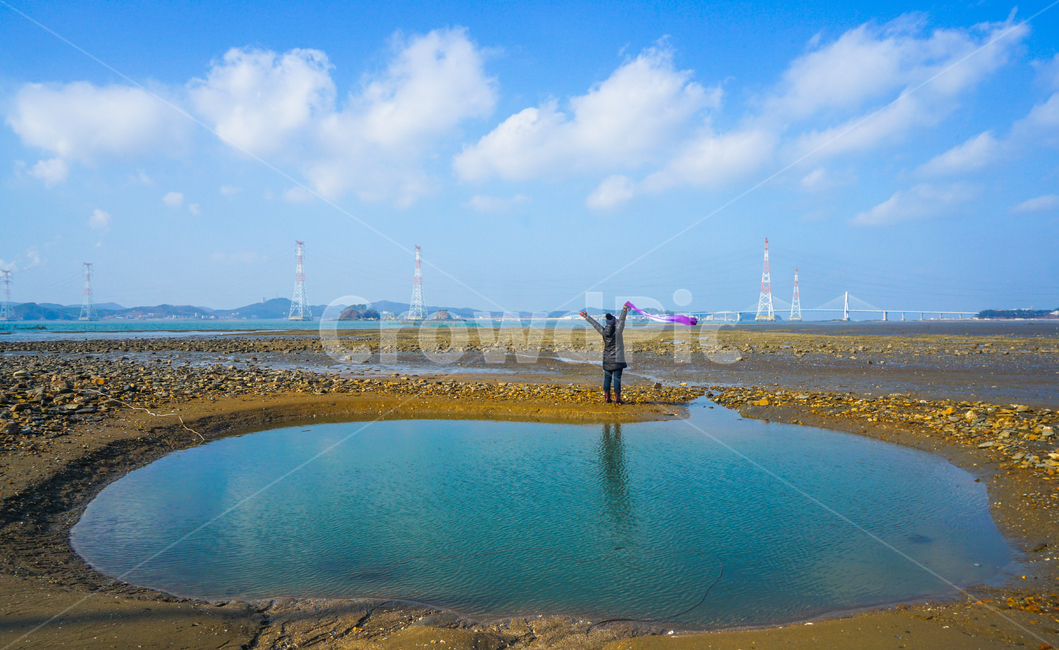 바다,웅덩이,반영,투영,모델,사람,포즈,감성,하늘,구름,자연,풍경,nature,landscape,해변,바다,beach,sea,사람,인물,인간,human,person,여성,여자,woman,female,lady,water,물,outdoors,옥외,land,땅