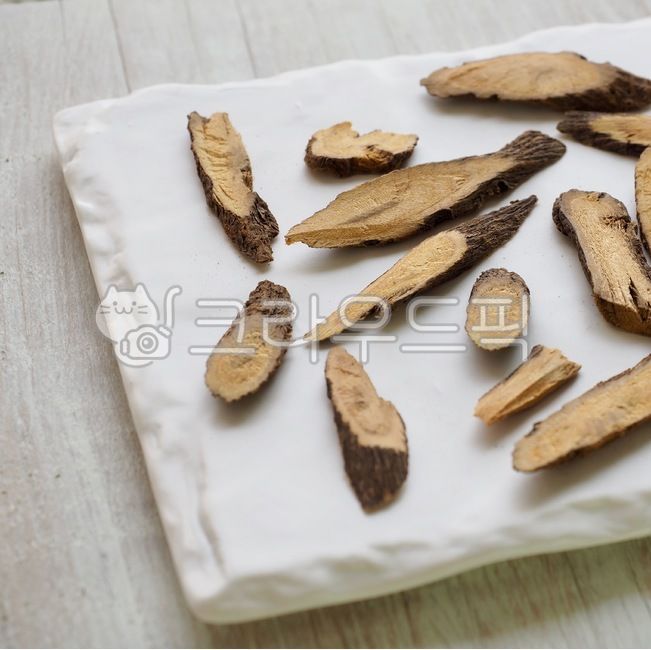 동양의학,한약재료,한약재,약재,뿌리,식물,뿌리식물,음식,배경,건강식품,감기,약,한약,감초,한방약,한방,건조식품,의학,아시아문화,한국문화,orientalmedicine,chinesemedicineingredients,herbalmedicine,medicine,root,plant,food,background,healthfood,cold,about,chinesemedicine,licorice,driedfood,asianculture,koreanculture,갈색,흰색,슬라이스