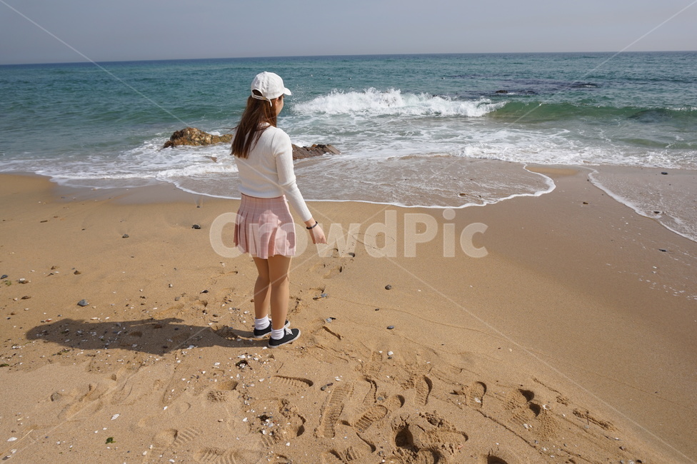여자,긴머리,바다,분홍스커트,하얀모자,혼자놀기,해변,바다,beach,sea,사람,인물,인간,human,person,여성,여자,woman,female,lady,여행,휴가,traveling,vacation,trip