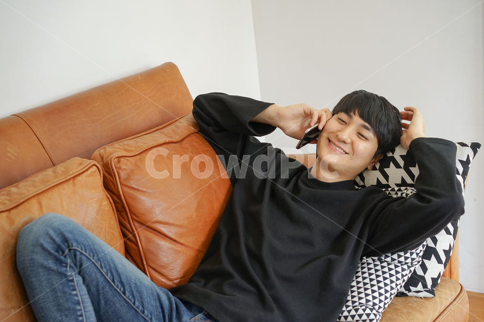 쇼파,소파,휴식,남성,남자,거실,휴일,sofa,실내,쿠션,rest,가구,핸드폰,휴대폰,전화,통화,사람,인물,인간,human,person,남성,남자,man,male