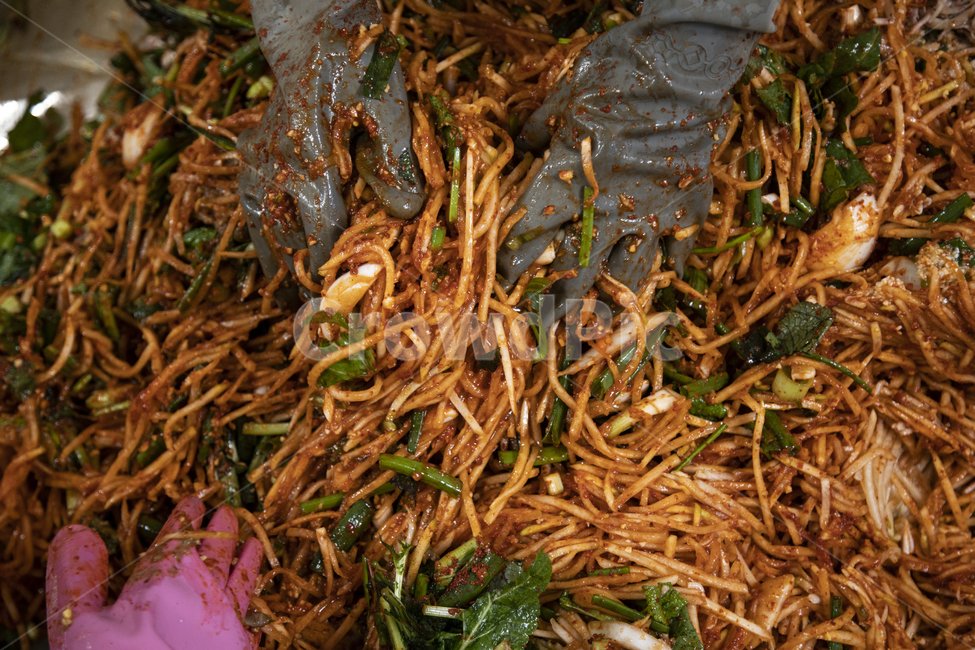 음식,전통,오브젝트,한국,동양,아시아,식재료,맛있는,식품,반찬,발효,전통음식,쪽파,쑥갓,양파,칼질,김장,생활,고추가루,매운,채,버무리는,절임,절임배추,속,고무장갑,장갑,고춧가루,한국전통,한국문화,korean traditional,korean culture,음식,식재료,요리,food,cook,meal,dishes,food reserves,채소,야채,vegetables