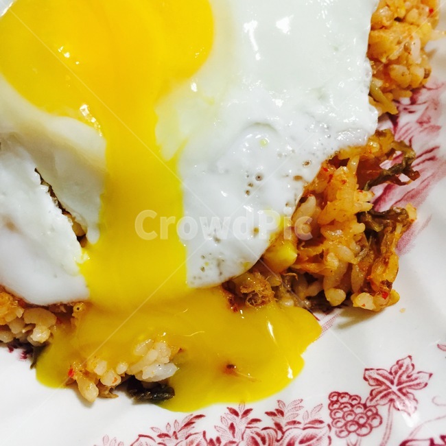 김치볶음밥,달걀프라이,요리,접시,한식,테이블