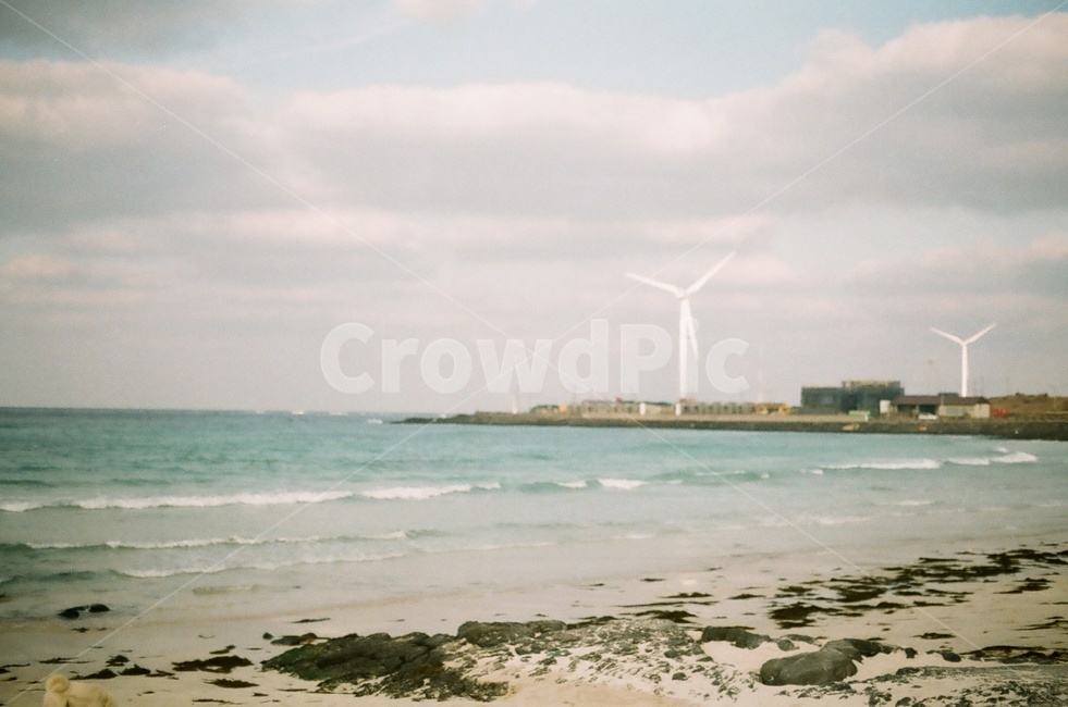 바다,풍력발전기,풍차,모래사장,돌담,해변가,푸른,하늘,푸른하늘,구름,파란,파란색,에메랄드,에메랄드바다,제주도,제주,제주바다,해안도로,자연,해변,바다,beach,sea,제주도,jeju,jeju island,engine,엔진,motor,모터,machine,기계