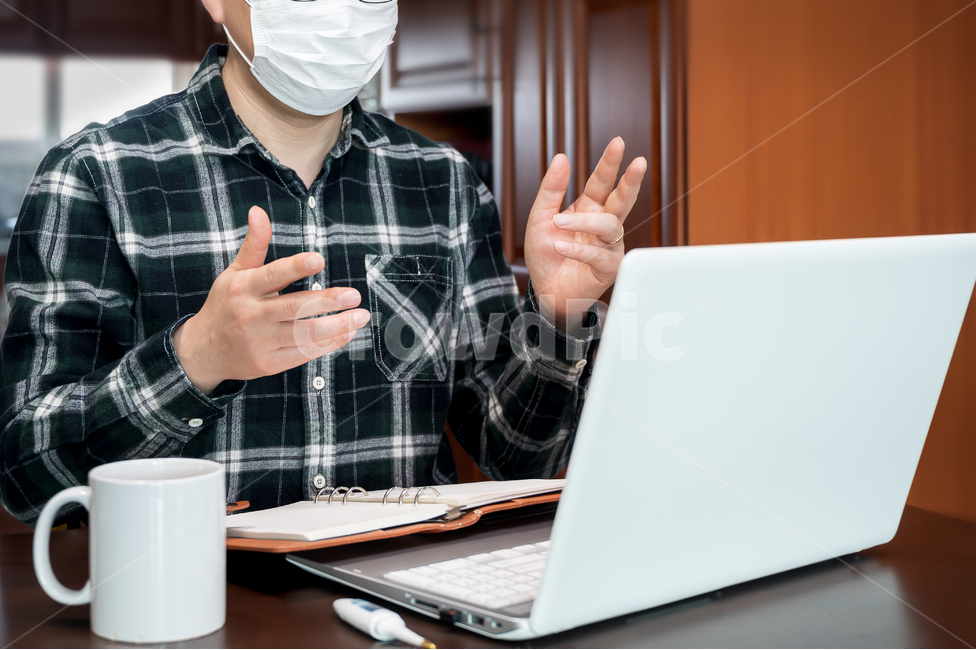코로나19,코로나바이러스,coronavirus,covid19,원격근무,재택근무자,재택근무,자가격리,텔레마케팅,원격,서비스,인터넷,가정,노트북,컴퓨터,상담,컨셉,남자,남성,비지니스,아시아인,동양인,중국인,한국인,일본인,집,근무,영상통화,중년,4050세,1명,콜센터,업무,라이프스타일,인물,자택,캐주얼,일,직장인,직장,발열,체온계,체온,감기,독감,마스크,일회용마스크,사람,인물,인간,human,person,남성,남자,man,male,정보통신기술,전자기기,전자제품,it,information,technology,electronic equipment