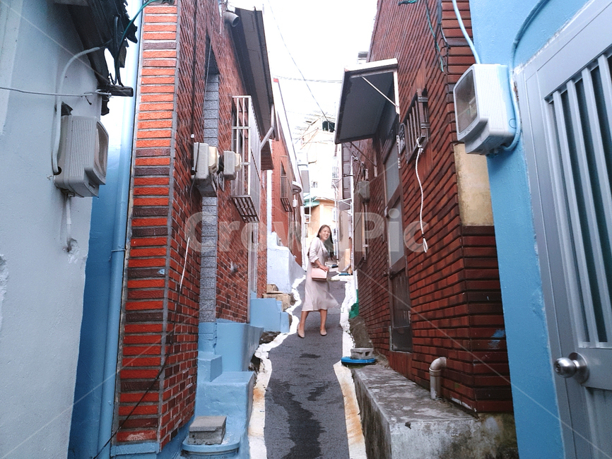 town,도시,road,도로,street,거리,city,어반,urban,건물,building,시티,human,인간,person,사람,여자,예쁜여자,여자앞모습,골목길,alley