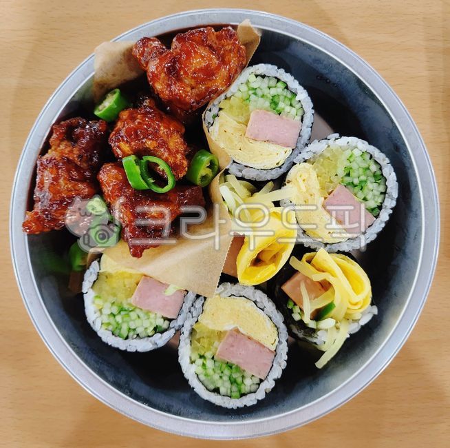 white rice,chicken,red pepper,egg,zidane,cucumber,pickled radish,vegetable,seasoned chicken,vegetables,boneless chicken,ham,whole chicken,gimbap,boneless chicken gangjeong,seaweed,Cheongyang pepper,gimbap seaweed,rice,food,Vegetable kimbap,meal,cucumber k