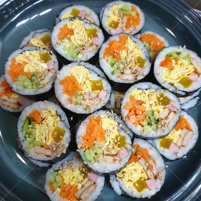 음식,김밥,단무지,food,당근,계란,오이,우엉,어묵,egg,도시락,소풍,접사,검은,요리,녹색,다이어트,메뉴,햄,밥,롤,맛,먹다,전통,한국음식,한국문화,아침,쌀,맛있는,재료,실내,각종,영양,대한민국,한식,식사,참깨,수제,야채,흰색,김,여행,black,ham,roll,kimbap,Cucumber,Carrot,tradition,Homemade,eat,green,rice,cuisine,tasty,dinner,white,cook,korea,cultute,travel,picnic,koreanculture,koreanfood