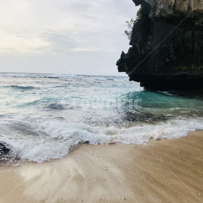발리,해변,모래사장,파도,바다,에메랄드,암벽,자연,풍경,흐린날씨,모래,beach,balil,wave,ocean,sea,weather,cloud,sky,하늘,구름