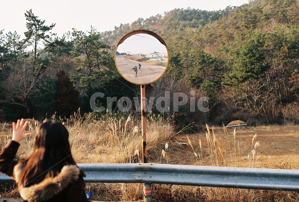 도로,인물,친구,뒷모습,인사,안녕,우정,겨울,갈대,friend,mirror,winter