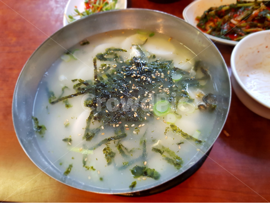 떡국,음식,명절,새해,떡,김가루,식사,그릇,국,흰색,하얀,김치,깨,파,음식,식재료,요리,food,cook,meal,dishes,food reserves,한식,한국음식,한국요리,korean food,korean dishes,korean meal,korean cook