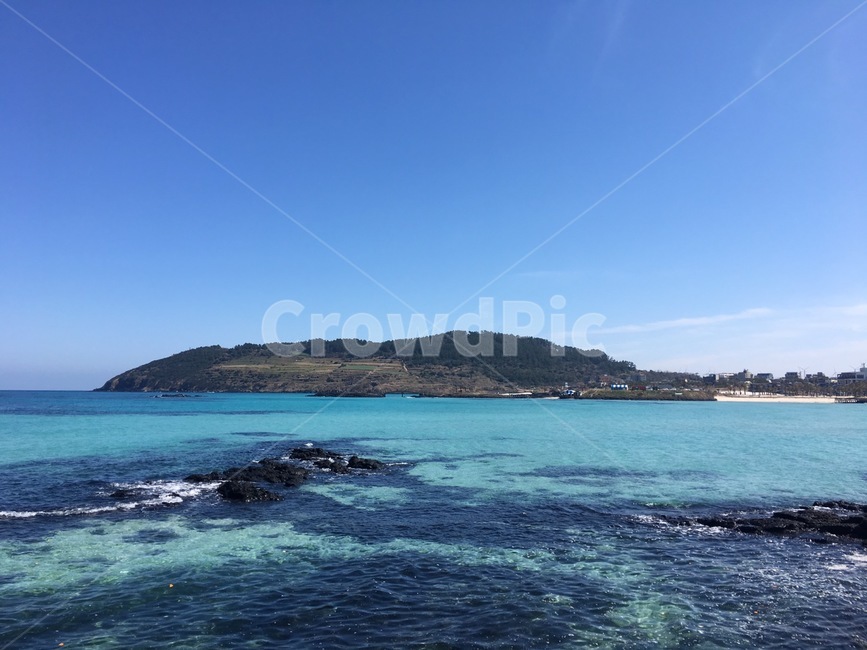 제주도,제주,jeju,바다,파랑,하늘,봄,파도,초록,청록,연두,바위,해변,함덕,서우봉,오름,자연,풍경,nature,landscape,outdoors,옥외,land,땅,ocean,대양,sea,water,물,shoreline,해안선,promontory,곶