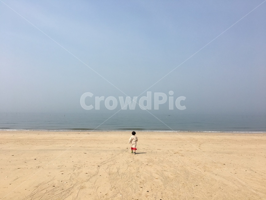 nature,자연,human,인간,사람,person,water,대양,shoreline,물,sea,바다,ocean,해안선,outdoors,옥외,아이,뒷모습,빨간바지,빨간색,수평선