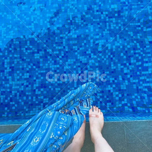발,수영장,다리,네일,패디큐어,여행,휴식,나른함,여름,계절,summer,season,사람,인물,인간,human,person,신체일부,몸,body