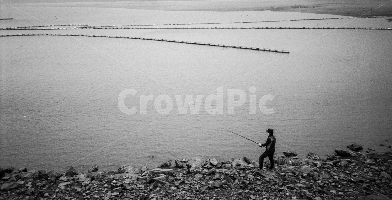 바다,물,낚시,갯벌,풍경,사람,자연,풍경,nature,landscape,사람,인물,인간,human,person,남성,남자,man,male,흑백,모노톤,monochrome,black and white,water,outdoors,옥외,fishing,어업