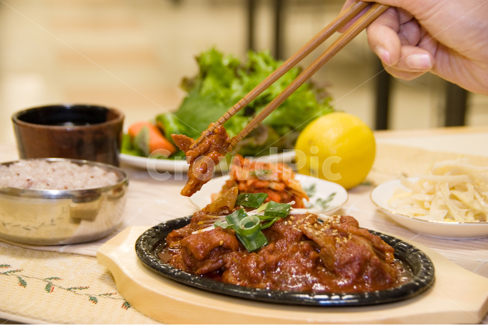 도시락,백반,김치,젓가락,집밥,현미밥,맛있는,푸짐한,밥상,된장국,제육볶음,쌈,야채쌈,채소쌈,당근,고추,깻잎,상추,쑥갓,쌈장,감자조림,사람,인물,인간,human,person,신체일부,몸,body,음식,식재료,요리,food,cook,meal,dishes,food reserves,한식,한국음식,한국요리,korean food,korean dishes,korean meal,korean cook