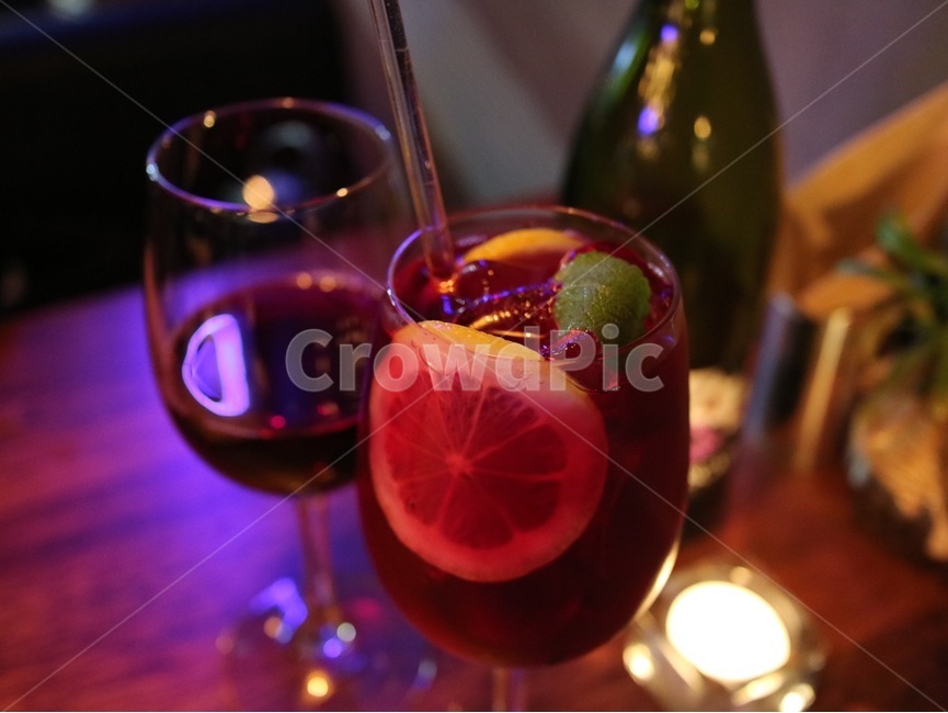 칵테일,마실것,포도주,알코올,alcohol,cocktail,drink,beverage,wine,와인,술,촛불,조명,분위기있는,어두운,샴페인,샹그리아,유리잔,와인잔,펍,pub,glass,감성적인,따뜻한,와인바,크리스마스,성탄절,크리스마스파티,공휴일,파티,음료수,drink,beverage,술,주류,alcohol