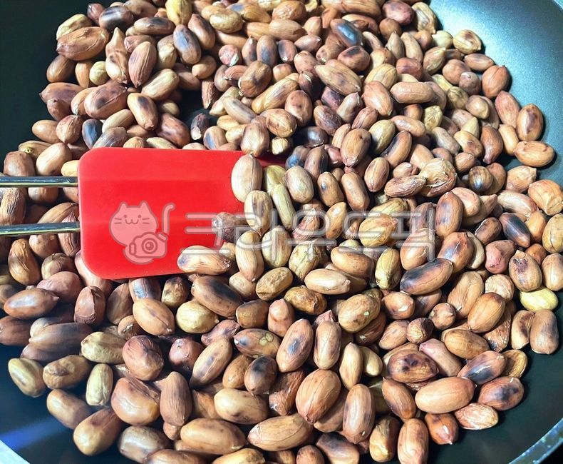 Roasted Peanuts,savory,cook,silicone spatula,food,nuts,dish,stirfried dishes,plant,Stirfried Peanuts,stirfry,ingredients,peanut,frying pan,cooking