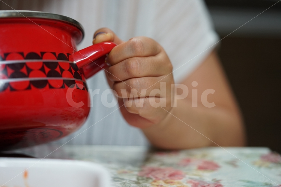 	식사,저녁식사,음식,냄비,손,일상,일상풍경,식사시간,밥,집밥,일상사진,컨셉,연출사진,연출,먹방,사람,인물,인간,human,person,사물,물건,오브젝트,thing,object,matter,연출,컨셉,콘셉,direction,concept
