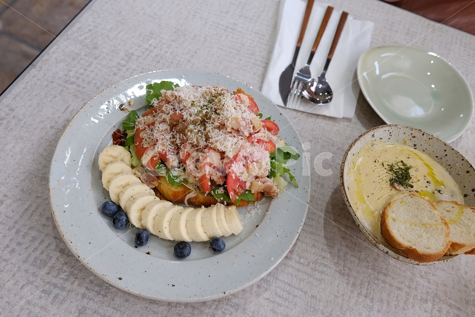 브런치,수프,샐러드,점심,카페,바나나,바게트,감자수프,토마토,음식,식재료,요리,food,cook,meal,dishes,food reserves