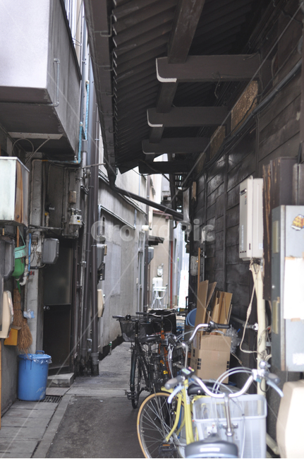 골목길,골목,일본골목,일본풍경,일본길,골목길,alley,wheel,바퀴,machine,기계,transportation,교통,vehicle,차량,bike,자전거,bicycle