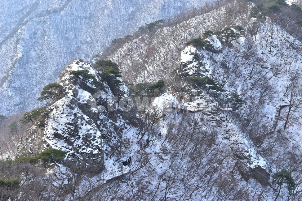계룡산,국립공원,겨울,풍경,설경,산행,Korea,Nationa,Park,눈풍경,눈,자연,스포츠,등산,nature,snow,느낌,아름다운,신비로운,경이로운,다큐,필,힐링,명산landscape,winter,season,자연성릉,암릉,능선,비경,겨울,계절,winter,season,자연,풍경,nature,landscape,한국자연풍경,한국자연경관,korea nature landscape,outdoors,옥외,mountain,산,slope,경사,ice,얼음,mountain range,산맥