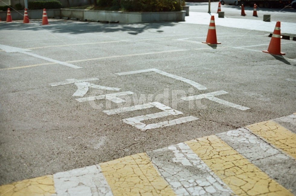 출구,콘크리트바닥,필름사진,출구글자,과속방지턱,exit,교통,교통수단,traffic,transportation,asphalt,아스팔트