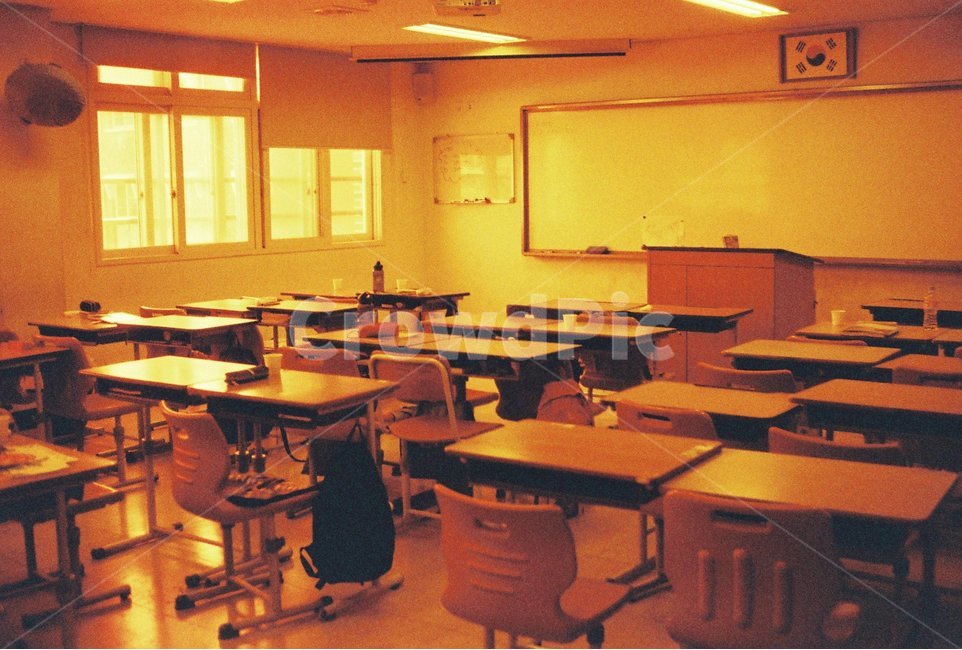 학교,텅빈교실,교실,혼자,체육시간,도시,풍경,city,빨간교실,책상,의자,칠판,감성,sensible,feeling,색깔,색상,색채,색감,color sense,color sensitivity,feeling of color,교육,학교,공부,education,learning,study,school,인테리어,실내디자인,interior design