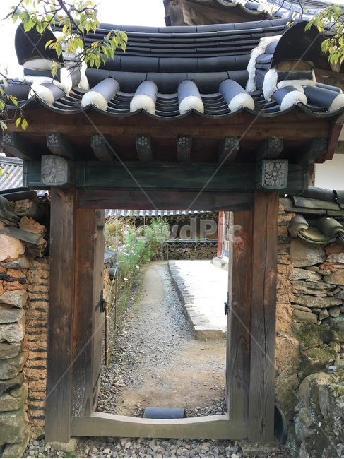선암사,풍경,가을,낙엽,돌담장,돌담,담장,기와,산사,산지승원,절,사찰,불교,템플스테이,기도,유네스코,세계문화유산,산책,문,한국전통,한국문화,korean traditional,korean culture,건축물,건물외관,exterior,building,structure,architecture,construction