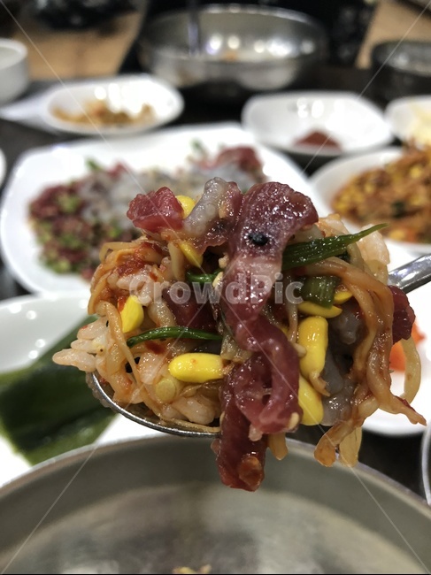육회비빔밥,낙지비빔밥,비빔밥,한국식,한숟가락,맛있는,한입,육회,낙지,음식,식재료,요리,food,cook,meal,dishes,food reserves,한식,한국음식,한국요리,korean food,korean dishes,korean meal,korean cook