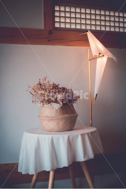 말린꽃,드라이플라워,조명,테이블,데코레이션,인테리어,실내디자인,interior design