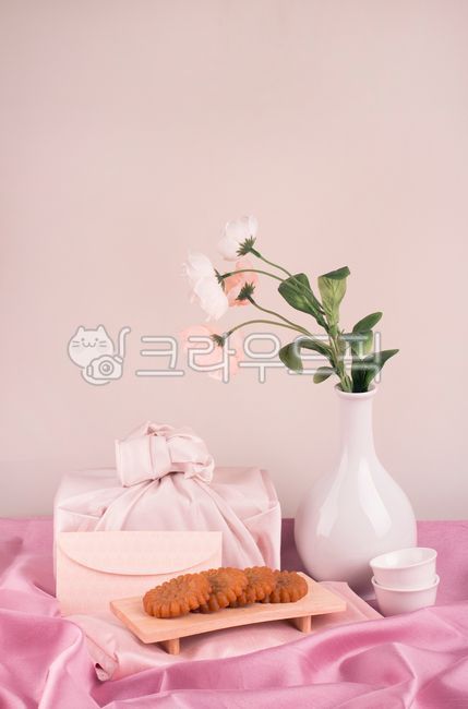 gift,concept,wrapper,vase,holiday,Thanksgiving,theocracy,season,medicine department,tradition,plan,bundle,new year,shopping,Lunar New Year,glass,Gift wrap,edit,packaging,ancestral rites,flower,korea,envelope,writing pad,background,cloth