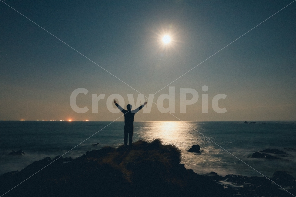 보름달,실루엣,달,바다,수평선,울산바다,울산앞바다,자연,여행,만세,자연,풍경,nature,landscape,사람,인물,인간,human,person,감정표현,기분,feeling,emotion,인물실루엣,사람실루엣,character silhouette,human silhouette,light,빛,flare,플레어,outdoors,옥외