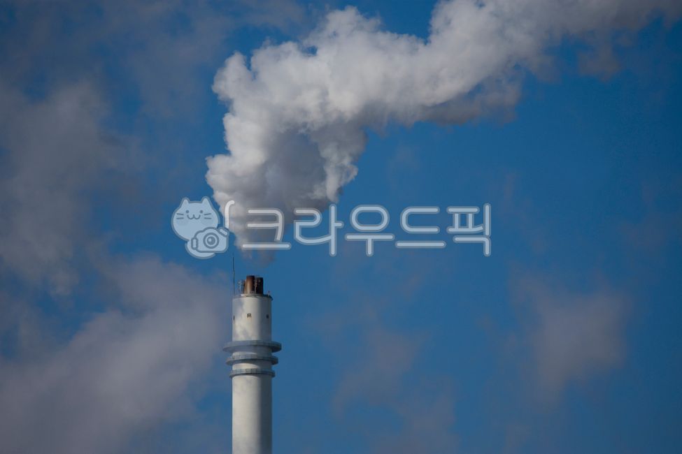 굴뚝,공장,매연,연기,화력발전소,겨울,하늘,파란색,구름,공해
