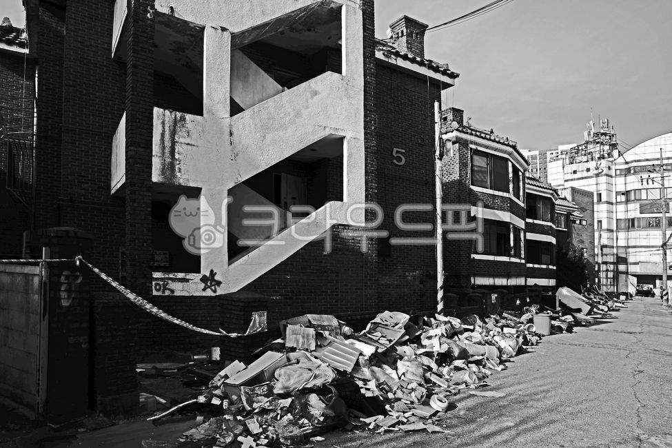 redevelopment,Uiwang city,redevelopment district,Multifamily housing,Demolition,house,Naeseonla District,alley,Naesondong,abandoned house,multigenerational housing,Grayscale