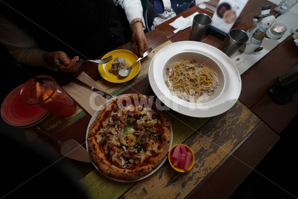 피자,pizza,이태리,이탈리안,빵,먹방,음식,푸드,food,외식,데이트,먹거리,치즈,사람,인물,인간,human,person,신체일부,몸,body,음식,식재료,요리,food,cook,meal,dishes,food reserves,양식,서양음식,서양요리,western food,western dishes,western meal,western cook
