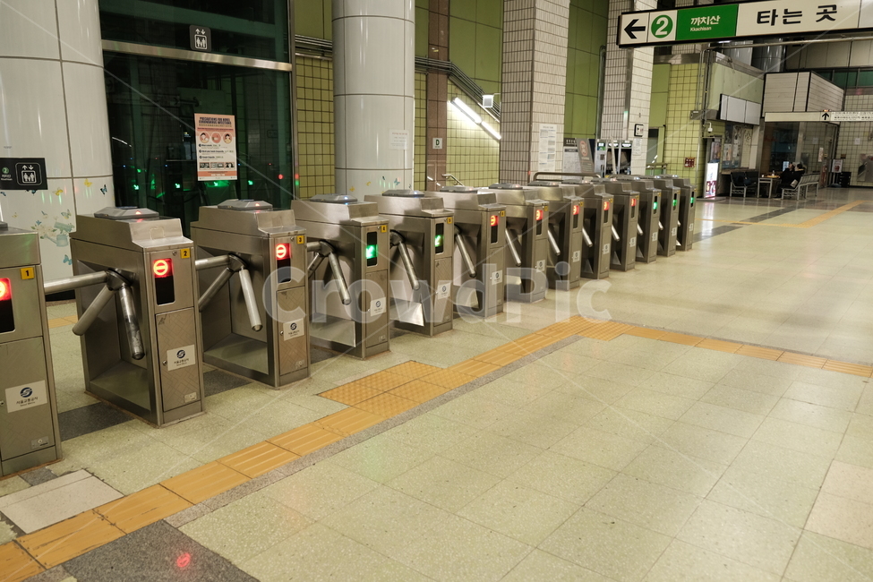 지하철,개찰구,기차,터미널,공항