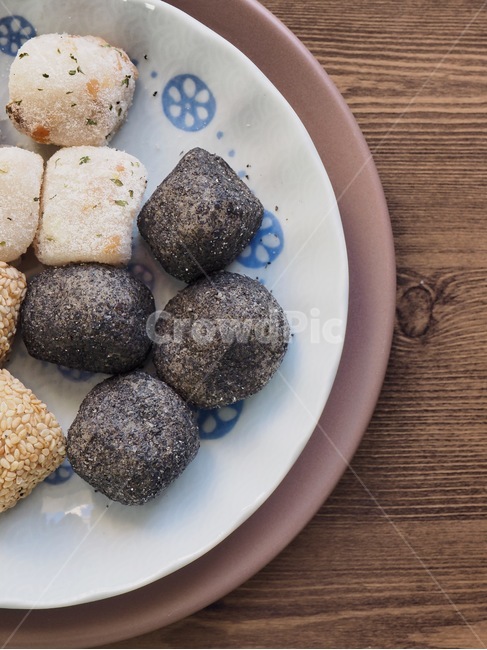 경단,찹쌀경단,깨경단,한국음식,식품,한식,한국문화,한국,배경,음식문화,웰빙,문화,아시아,아시아음식,전통,설날,추석,젓가락,음식,추석음식,설날음식,명절,명절음식,떡,간식,후식,스낵,한국떡,음식,식재료,요리,food,cook,meal,dishes,food reserves,한식,한국음식,한국요리,korean food,korean dishes,korean meal,korean cook