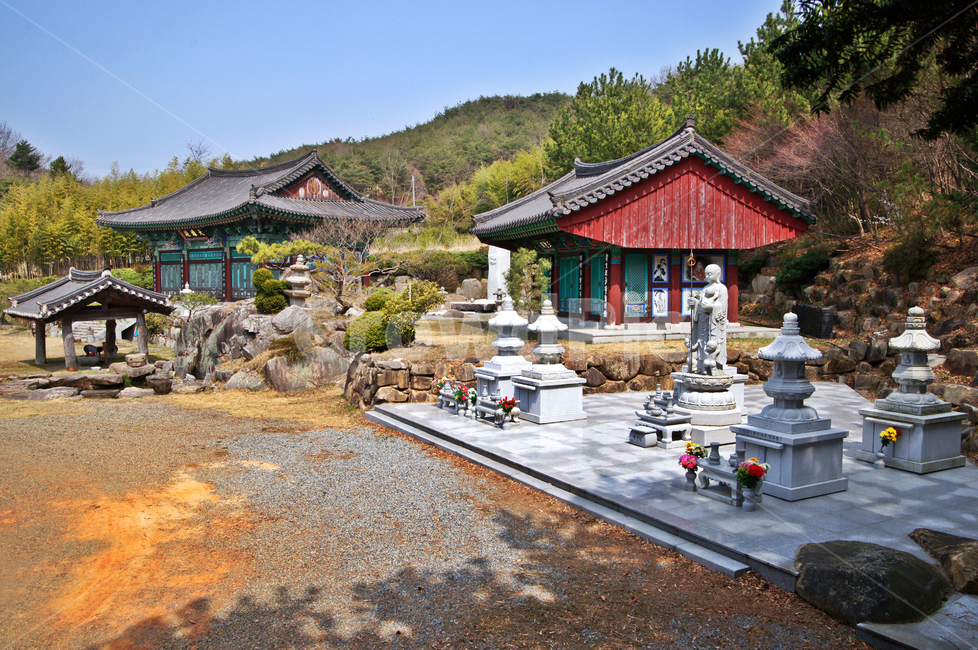 대웅전,석탑,성전암,양산,사찰,통도사,말사,산사,암자,천성산,한국전통,한국문화,korean traditional,korean culture,종교,신앙,religion,belief,faith,건축물,건물외관,exterior,building,structure,architecture,construction
