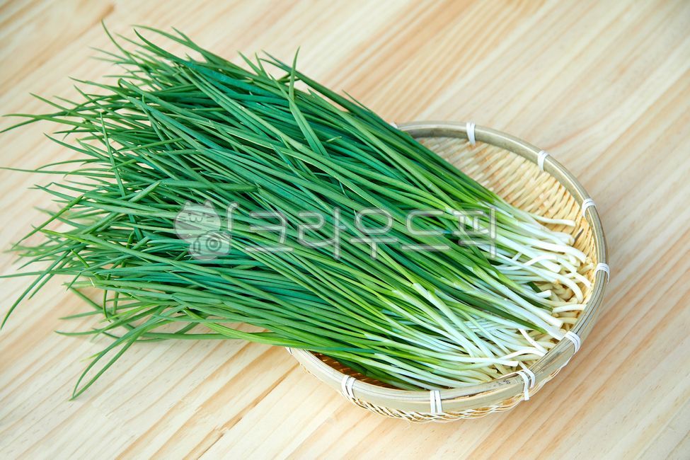 파,쪽파,실파,야채,채소,음식,먹거리,식자재,요리재료,식재료,신선,싱싱,프레시,잎,이파리,잎사귀,초록,그린,녹색,초록색,정물촬영,바구니,소쿠리,vegetable,food,foodingredients,fresh,leaves,stilllife,still,green,basket