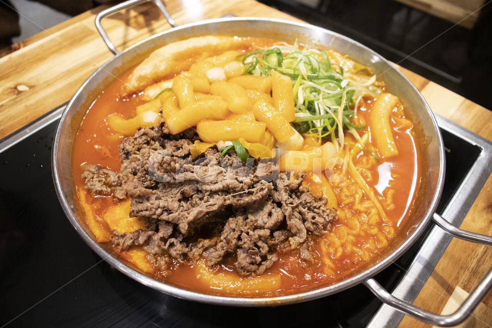 dish,요리,meal,식사,food,식품,떡볶이,spicy,tteokbokki,차돌떡볶이,매운,dumpling,소고기떡볶이,간식,고기떡볶이,차돌박이,소고기,한국음식,만두,분식,파채,한국요리,dishes,떡,라볶이,라면,ramen,ricecake,stirfriedricecake,음식,식재료,요리,food,cook,meal,dishes,food reserves,한식,한국음식,한국요리,korean food,korean dishes,korean meal,korean cook