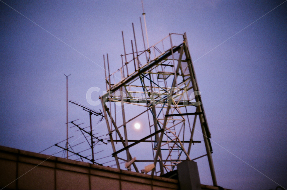 달,moon,하늘,건축,밤하늘,moonlight,night,달빛,구조물,필름사진,야경,밤,풍경,nightscape,night,landscape,감성,sensible,feeling,색깔,색상,색채,색감,color sense,color sensitivity,feeling of color,건축물,건물외관,exterior,building,structure,architecture,construction