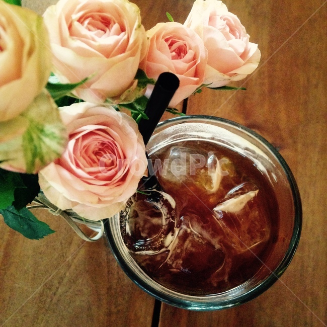 커피,장미,아메리카노,아이스아메리카노,꽃,iceamericano,americano,아아,찻잔,커피잔,장미꽃,분홍장미,핑크장미,나무테이블,나무탁자,coffee,cafe,카페,카페항공샷,커피항공샷,차가운음료,생화,rose,roses,하트,티스푼,꽃송이,센터피스,테이블센터피스,빨대,얼음,straw,커피,카페,coffee,cafe