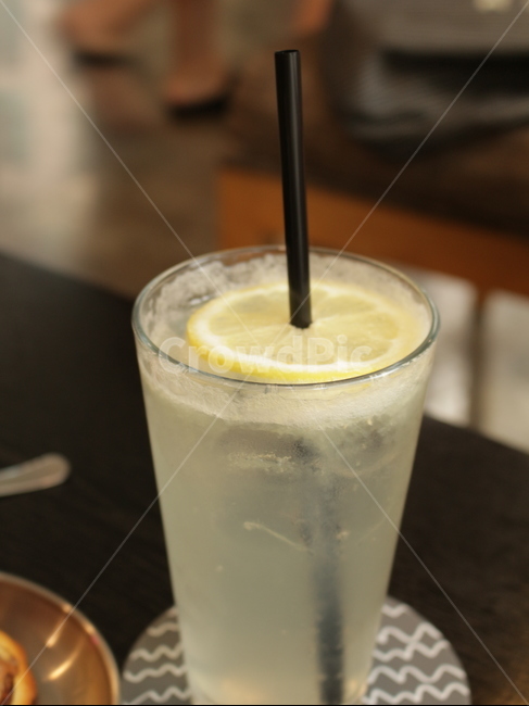 음식,카페,음료수,레몬에이드,레몬,컵,빨대,얼음,음료,drink,beverage,감성,감정,sensible,feeling,emotion,음료수,drink,beverage