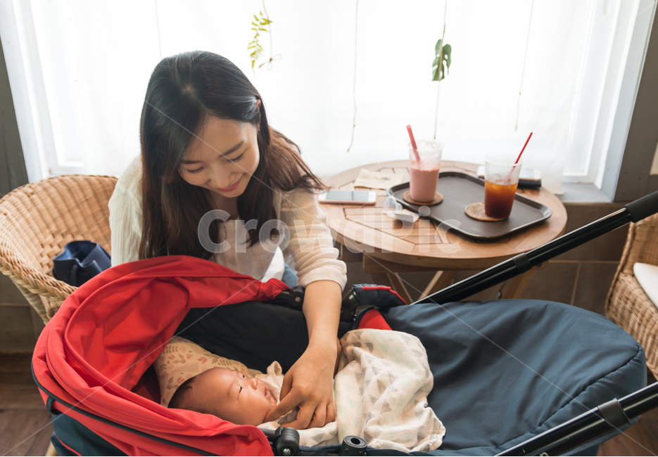 엄마,아기,표정,웃음,육아,애기,갓난아기,신생아,어머니,모자,가족,미소,인물,사람,모델,귀여운,작은,여성,여자,아름다운,모성,출산,행복한,유모차,카페,외출,나들이,화목한,즐거운,사람,인물,인간,human,person,여성,여자,woman,female,lady,가족,패밀리,family,영유아,아기,애기,아이,infants,baby